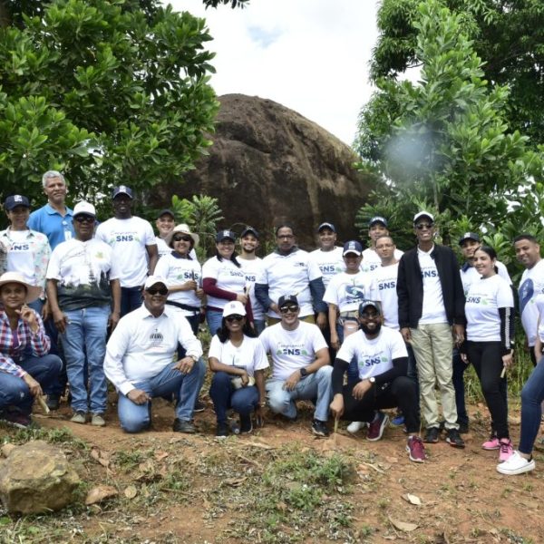 Colaboradores del SNS participan en jornada de reforestación en Cotuí