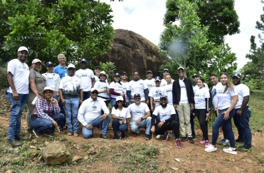 Colaboradores del SNS participan en jornada de reforestación en Cotuí